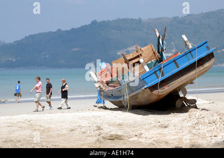 Patong Beach Baden eine Woche nach Asien 2004 Tsunami Touristen Sonne in der Nähe von Wracks Stockfoto