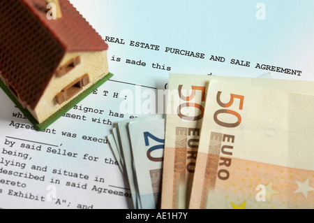 Miniaturhaus, 50 und 20-Euro-Banknoten auf einen Vertrag von einem hohen Winkel Stockfoto