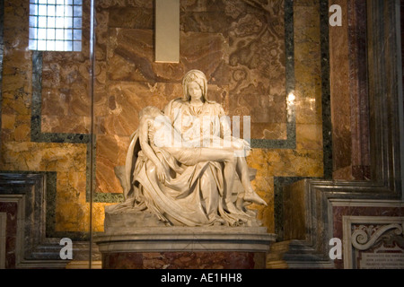 Berühmten Marmorskulptur Pietà von Michelangelo beendete im Jahre 1499 in Saint Peters Basilica Vatikan Rom Stockfoto