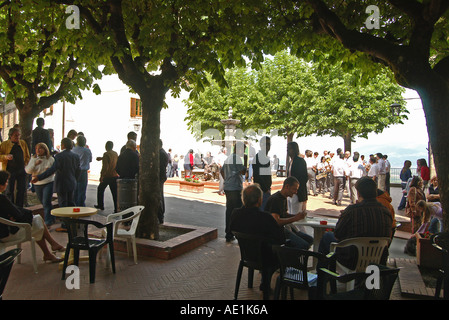 Eine typisch italienische Piazza spielt die Band neben dem Brunnen und im Schatten der Bäume Männer spielen Karten Stockfoto