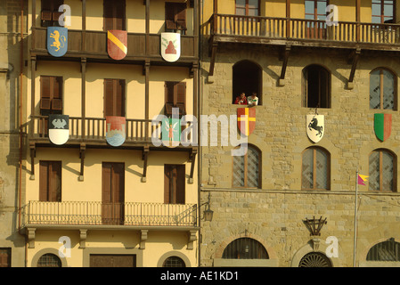 Zwei Mitglieder der Fahnenschwinger von Arezzo Giostra Fenster gelehnt Stockfoto