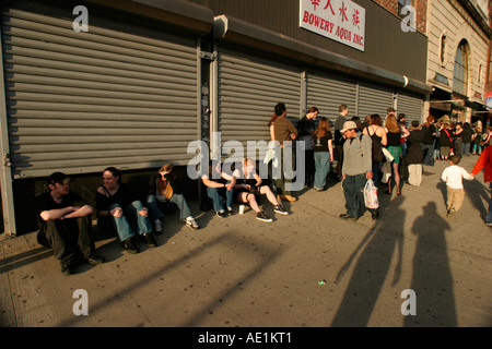 Junge Leute sitzen auf der Straße warten In der Schlange für den Rock Konzert New York City-NY-USA Stockfoto