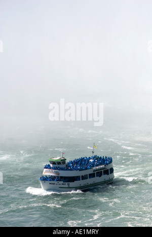 Mädchen der Nebel Boot Transport von Touristen zum Fuße der Niagarafälle Stockfoto