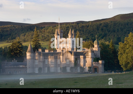 Herbsthaze in Balmoral Scottish Castle in Crathie - Königliche Residenzen des britischen Monarchen. Scottish Highlands, Deeside, Schottland, Aberdeenshire, Großbritannien Stockfoto