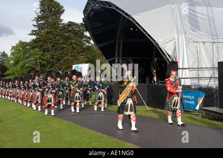 Leistung der Ballater schottischen Pipe marschierenden Musiker band mit kilts & Plaids in Balmoral Castle musikalischen Abend Aberdeenshire, Schottland, Großbritannien Stockfoto