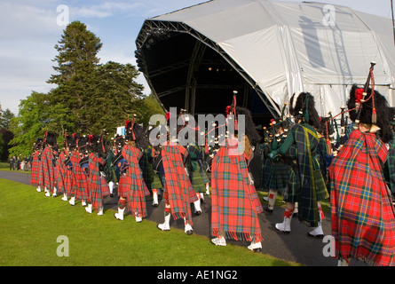 Leistung der Ballater schottischen Pipe marschierenden Musiker band mit kilts & Plaids in Balmoral Castle musikalischen Abend Aberdeenshire, Schottland, Großbritannien Stockfoto