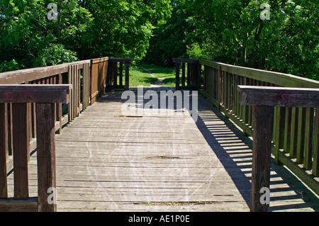 Brücke über den kleinen Fluss Stockfoto
