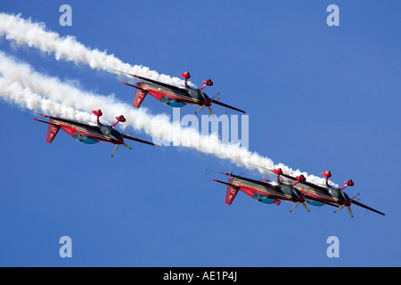 Royal Jordanian Falcons Extra EA300S Kolben Propeller Kunstflug vier Rauch Kondensstreifen Stockfoto