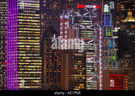 Beleuchtete Wolkenkratzer in Hong Kong Skyline Hong Kong SAR China Asien Stockfoto