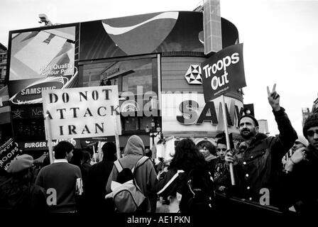 Frieden Demonstrations- und Anti-Krieg-März in London s Piccadilly verläuft die berühmte beleuchtet Werbung 2007 Stockfoto