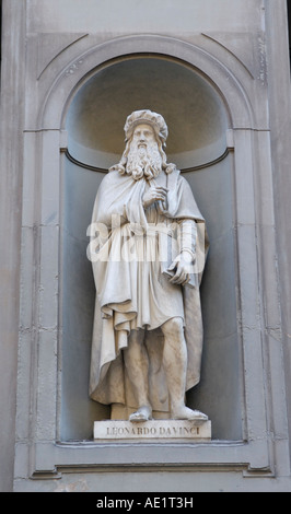 Leonardo Davinci da Vinci Skulptur Statue außerhalb der Galerie der Uffizien, Florenz Stockfoto
