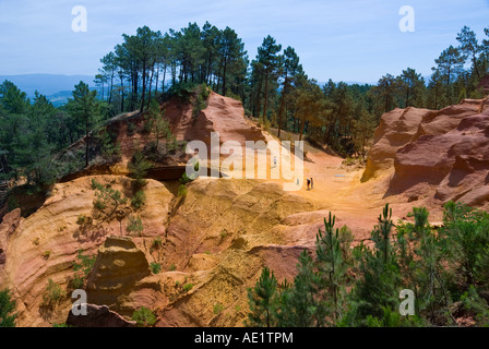 Roussillon Luberon Provence Frankreich roten Rock Hill Dorf Sentier des Ocres oder Ocker Trail Stockfoto