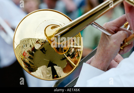 Unnachgiebig Jazz Band März auf der Straße in Brecon Jazz Festival Powys Wales UK Stockfoto