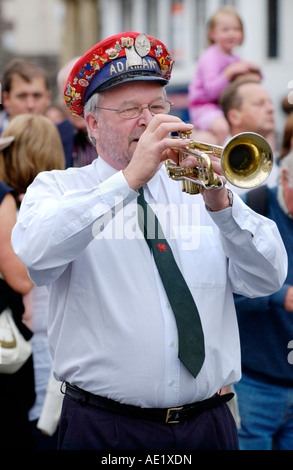 Unnachgiebig Jazz Band März auf der Straße in Brecon Jazz Festival Powys Wales UK Stockfoto