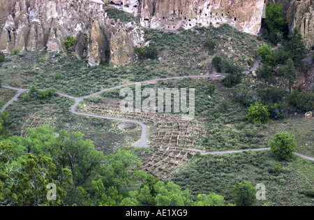 Ruinen der Anasazi Ancestral Puebloan Tuonyi ein Dorf in Frijoles Canyon des Bandelier National Monument, New Mexico. Digitale Fotografie Stockfoto