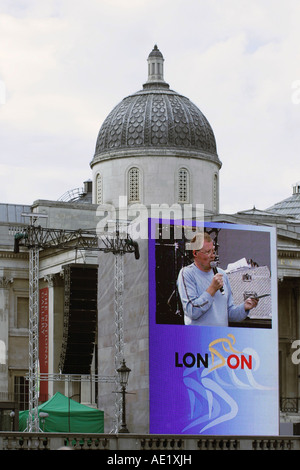 Eine große Leinwand auf dem Londoner Trafalgar Square für die Eröffnungsfeier der Tour De France 2007 Stockfoto