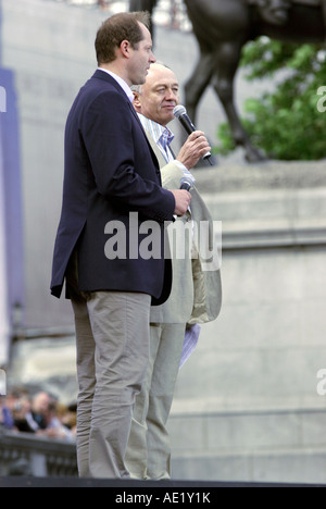 Londoner Bürgermeister Ken Livingstone und Tour-Race-Direktor Christian Prudhomme bei der Eröffnungsfeier der Tour De France 2007. Stockfoto