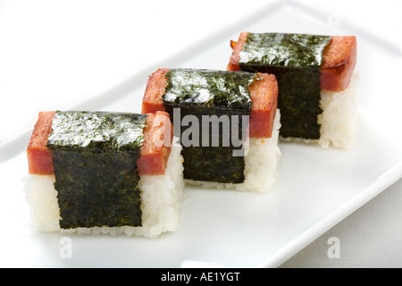 Ein japanisches Gericht auf einem Teller, bestehend aus drei Stücken Reis Wraps. Stockfoto