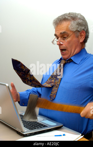 Wut mit einem Laptop. Stockfoto