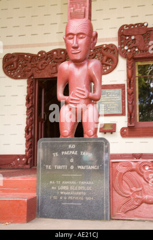 WAITANGI NORTH ISLAND Neuseeland kann One der geschnitzten Figuren am Eingang des Te Whare Runanga ein Maori Versammlungshaus Stockfoto