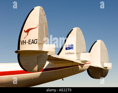 Ein Blick auf das Heckteil des eine Lockheed Super Constellation VH-EAG mit Klappen, die den drei Schwänzen eingeschaltet. Stockfoto