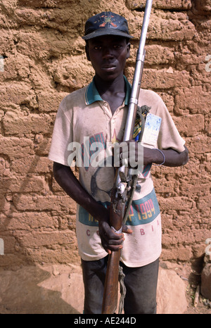 Dogon Dorf, Jäger mit Steinschloss Gewehr, Mali Stockfoto