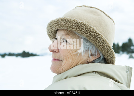 Ältere Frau in Schneelandschaft Stockfoto