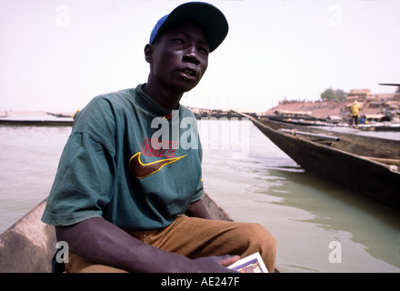 Junger Mann in einer Piroge auf dem Niger in Mopti, Mali Stockfoto