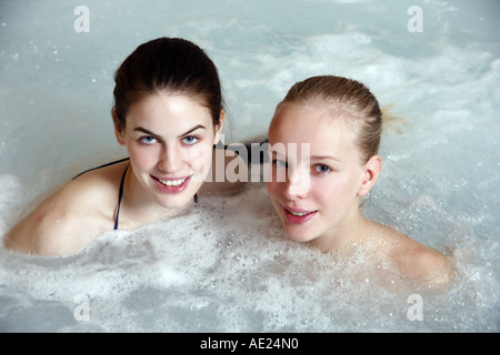 Zwei junge Frau im Whirlpool in einem spa Stockfoto