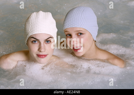 Zwei Frauen im Whirlpool in einem spa Stockfoto