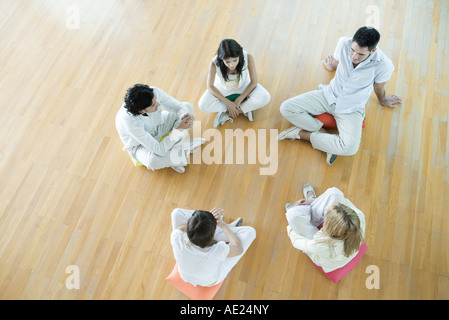 Gruppentherapie, Erwachsene sitzen am Boden im Kreis Stockfoto