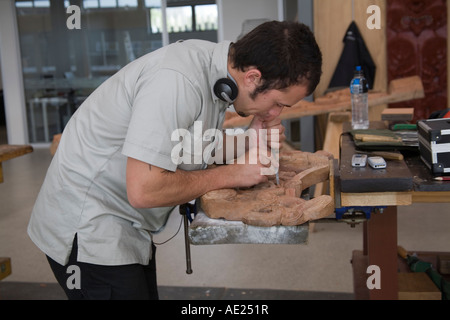 Te Piua NORTH ISLAND NEUSEELAND kann jungen Mann eine der Carver von Te Wananga Whatairo in Te Puia an der New Zealand Maori Kunst und Handwerk Institut Stockfoto