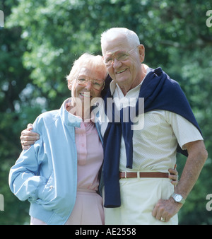 älteres paar entspannen im freien Stockfoto