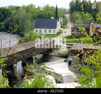 überdachte Brücke im Dorf von Bad New Hampshire, USA Stockfoto