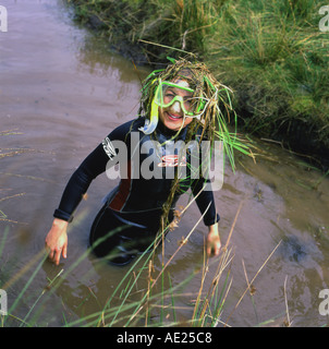 Frau in Neoprenanzug bei World Bog Snorkelling Championships, die jährlich in einem Moor in Midwales stattfinden, Waen Rhydd, Llanwrtyd Wells Powys Wales UK KATHY DEWITT Stockfoto