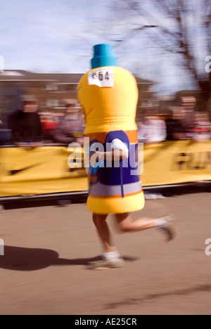 Bild CREDIT DOUG BLANE Läufer läuft wie eine Flasche mit hoher Energie trinken Nike Milton Keynes Halbmarathon Stadt Milton Stockfoto