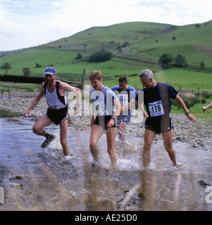 Marathon-Teilnehmer überqueren die Abergwesyn Furt bei Mann V Pferderennen in Llanwrtyd Wells Powys Wales KATHY DEWITT Stockfoto