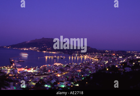 Griechenland-Zakynthos-Stadt und Hafen in der Abenddämmerung von Kastro im Stadtteil Bochali gesehen Stockfoto