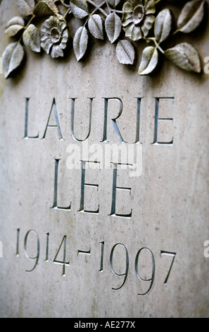 Der Grabstein von Laurie Lee in der Dorf-Kirche Slad Stockfoto