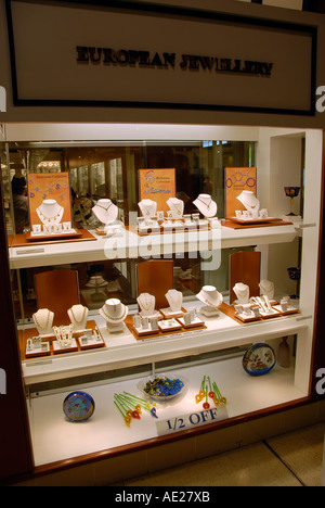 Anzeige von Diamanten Ringe Halsketten im Fenster ein Juweliergeschäft innerhalb eines großen Einkaufszentrums Stockfoto