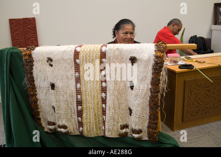 Te Puia NORTH ISLAND NEUSEELAND kann eine der Maori Weber in Te Rito die Weber Schule an der New Zealand Maori Kunst und Handwerk Institut Stockfoto