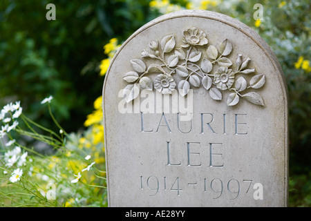 Der Grabstein von Laurie Lee in der Dorf-Kirche Slad Stockfoto