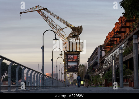 Renovierte Hafen Kran Hafenviertel Puerto Madero, Buenos Aires, Argentinien. Licht des frühen Morgens. Stockfoto