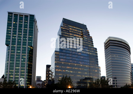 Buenos Aires modernen Bürogebäuden in der Abenddämmerung in der Nähe von das Hafengebiet Puerto Madero Hafenbecken. Stockfoto