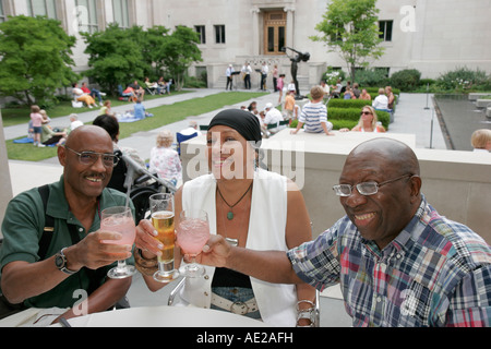 Cincinnati Ohio, Kunstmuseum, Jazz-Picknick im Innenhof, lächelnd, schwarzer Mann, Männer, Frauen, Toast, Getränke, Getränke, gutes Leben, OH07072500 Stockfoto