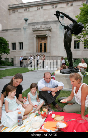 Cincinnati Ohio, Kunstmuseum, Jazz-Picknick im Innenhof, Familie Familien Eltern Eltern Kinder, Picknick, Statue, Musiker, Mädchen, Youngster, FEM Stockfoto