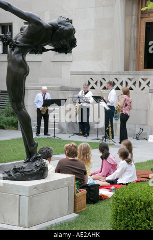 Cincinnati Ohio, Kunstmuseum, Jazz-Picknick im Innenhof, Erwachsene Erwachsene Frauen Frauen Dame, Statue, Musiker, Publikum, Publikum, Besucher reisen Stockfoto