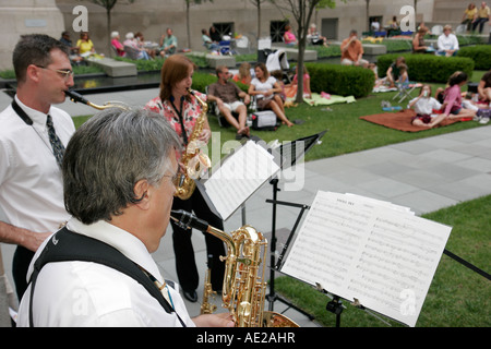 Cincinnati Ohio, Kunstmuseum, Jazz-Picknick im Innenhof, Musiker, Publikum, Menschenmenge, Familien, Saxophon, OH070725009 Stockfoto