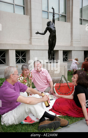 Cincinnati Ohio, Kunstmuseum, Jazz-Picknick im Innenhof, Paare, Picknick, Erwachsene Erwachsene, Frauen, Frauen, Statue, Besucher reisen auf Reisetour Stockfoto