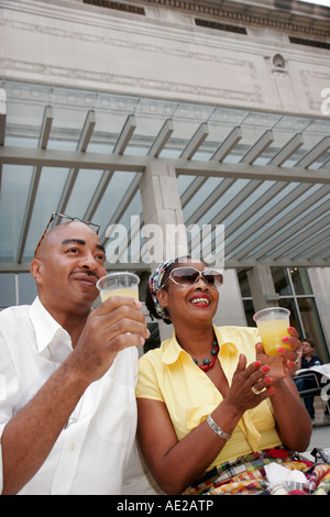 Cincinnati Ohio, Kunstmuseum, Jazz-Picknick im Innenhof, schwarze Schwarze Afrikaner, ethnische Minderheit, Paar, Erwachsene, Erwachsene, Publikum, Publikum, klatschen, trinken dr Stockfoto